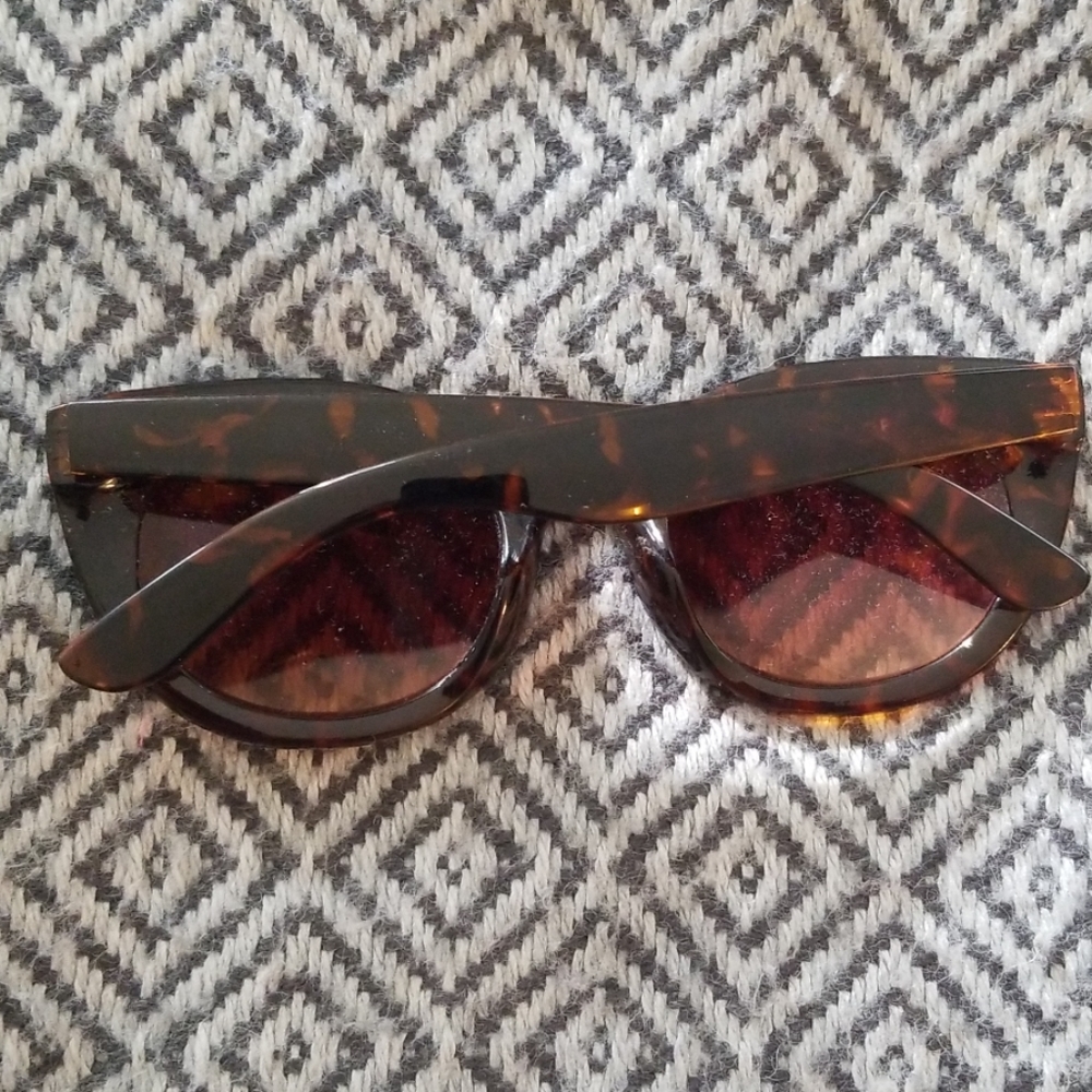 Tortoise Shell Sunglasses 😎 - Picture 2 of 3